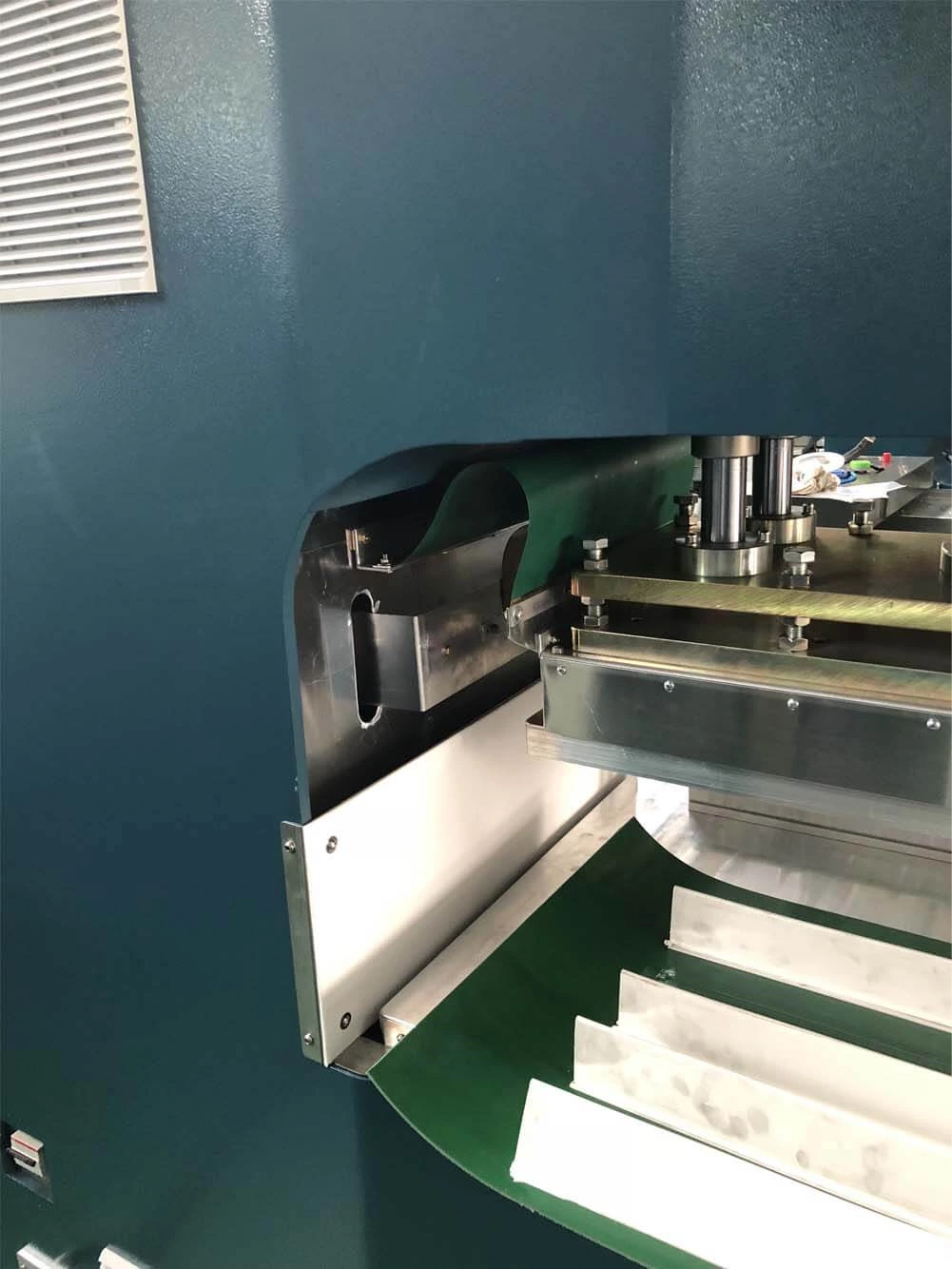 Высокочастотный сварочный аппарат мощностью 25 кВт для беговой дорожки, сращивания ремней из ПВХ и полиуретана и сварки Боковина зажима, направляющая