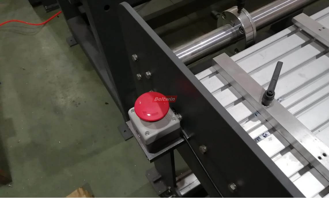 Станок для резки конвейерной ленты с намотчиком и перемотчиком и рабочим столом (европейская версия)