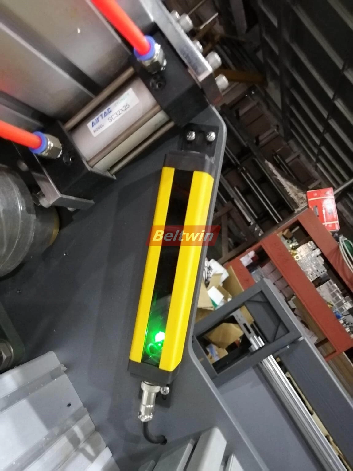 Станок для резки конвейерной ленты с намотчиком и перемотчиком и рабочим столом (европейская версия)