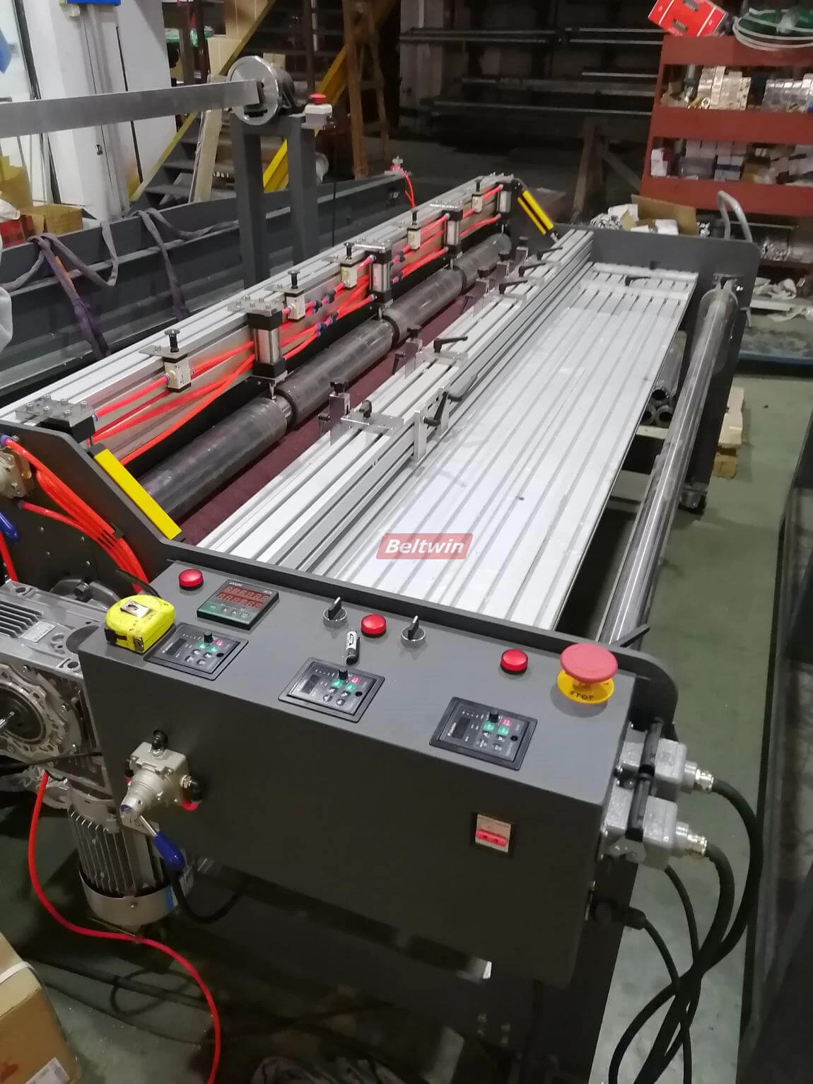 Станок для резки конвейерной ленты с намотчиком и перемотчиком и рабочим столом (европейская версия)