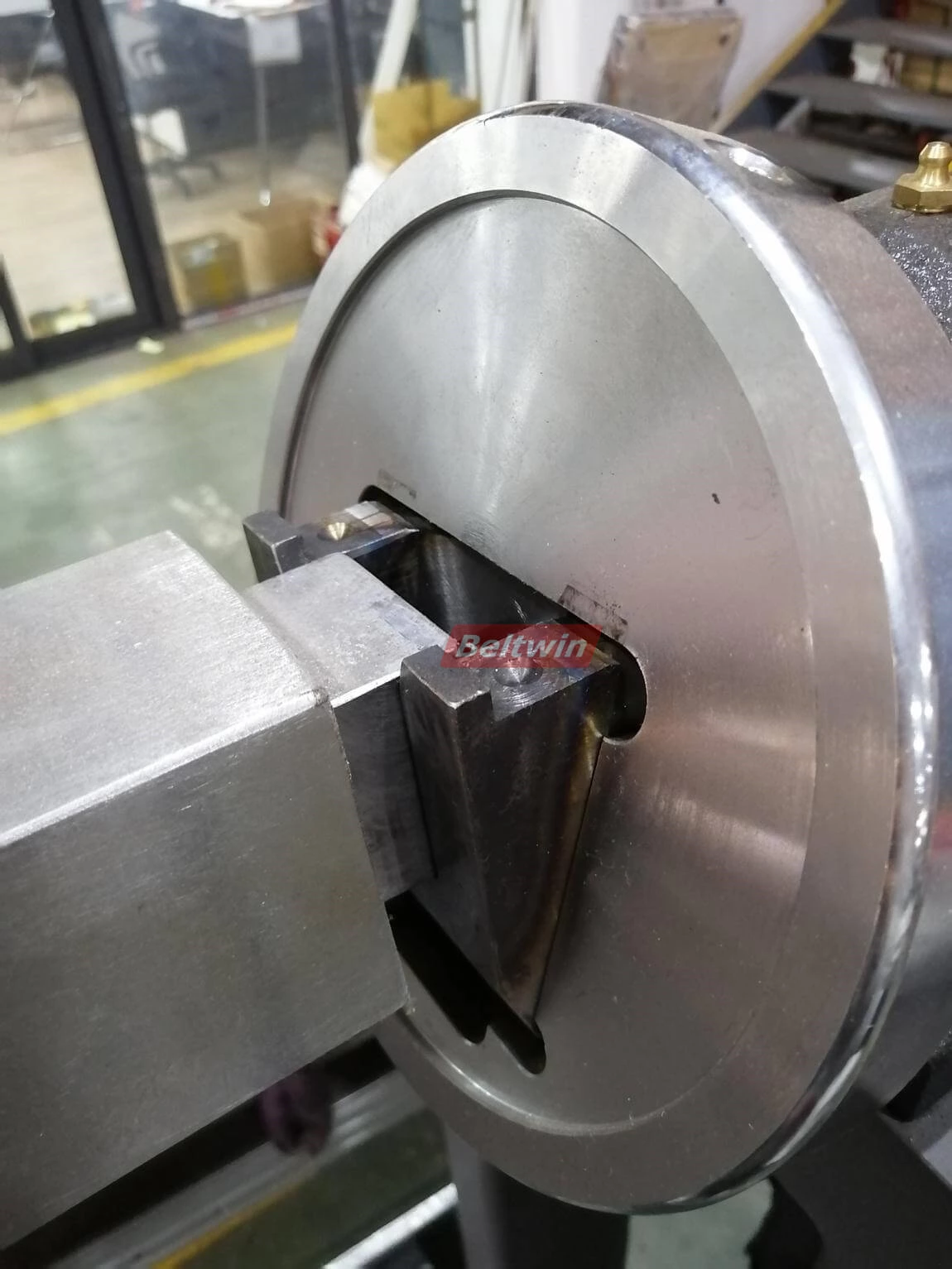 Станок для резки конвейерной ленты с намотчиком и перемотчиком и рабочим столом (европейская версия)