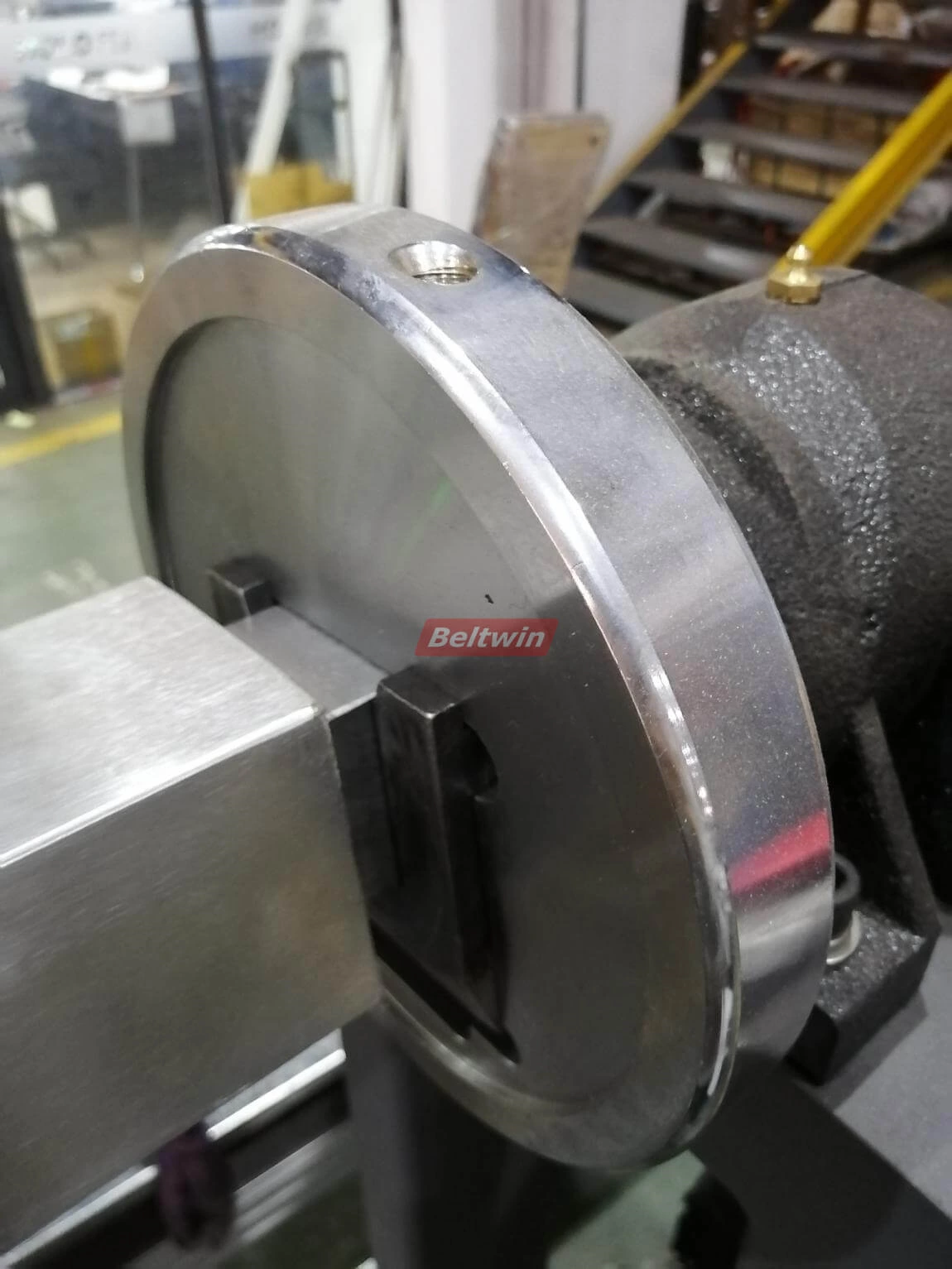 Станок для резки конвейерной ленты с намотчиком и перемотчиком и рабочим столом (европейская версия)