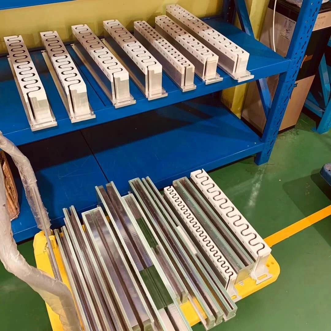 Формы направляющих, боковых стенок и профилей конвейерных лент для высокочастотной ленточной сварки