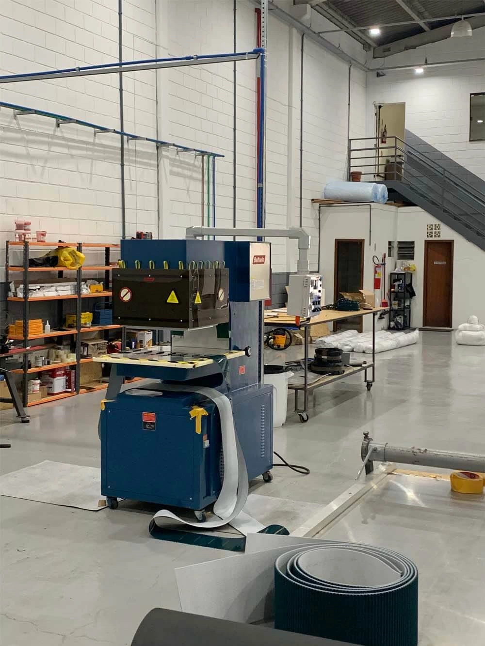 Высокочастотный сварочный аппарат QA-1000 для ременных V-образных направляющих/накладок/боковин