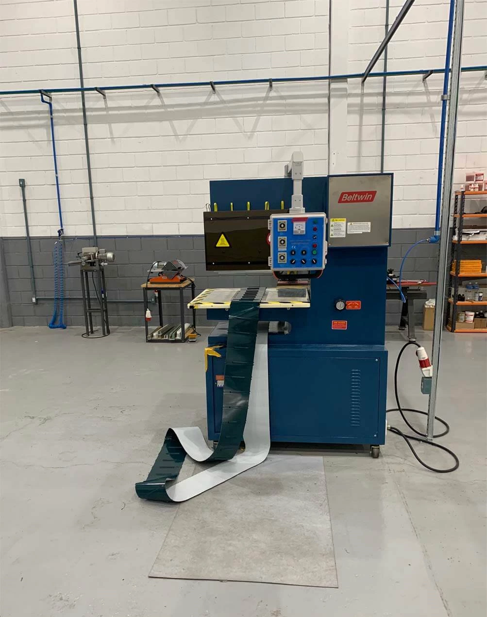 Высокочастотный сварочный аппарат QA-1000 для ременных V-образных направляющих/накладок/боковин