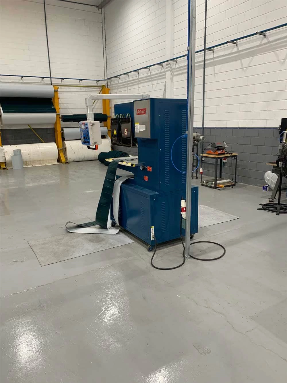 Высокочастотный сварочный аппарат QA-1000 для ременных V-образных направляющих/накладок/боковин