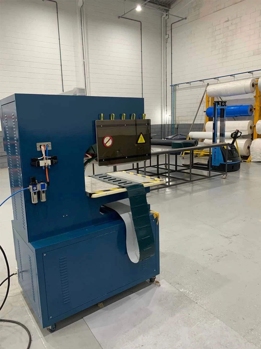 Высокочастотный сварочный аппарат QA-1000 для ременных V-образных направляющих/накладок/боковин