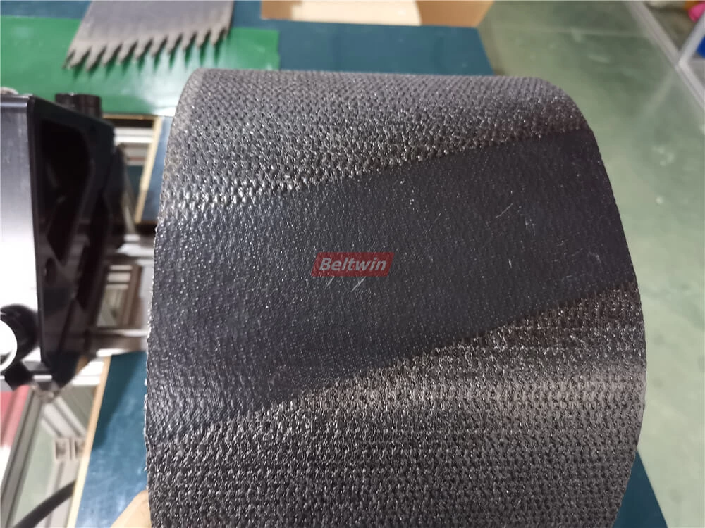 Как сращивать ленту ПВК прессом с воздушным охлаждением и автоматическим пальцевым перфоратором-2