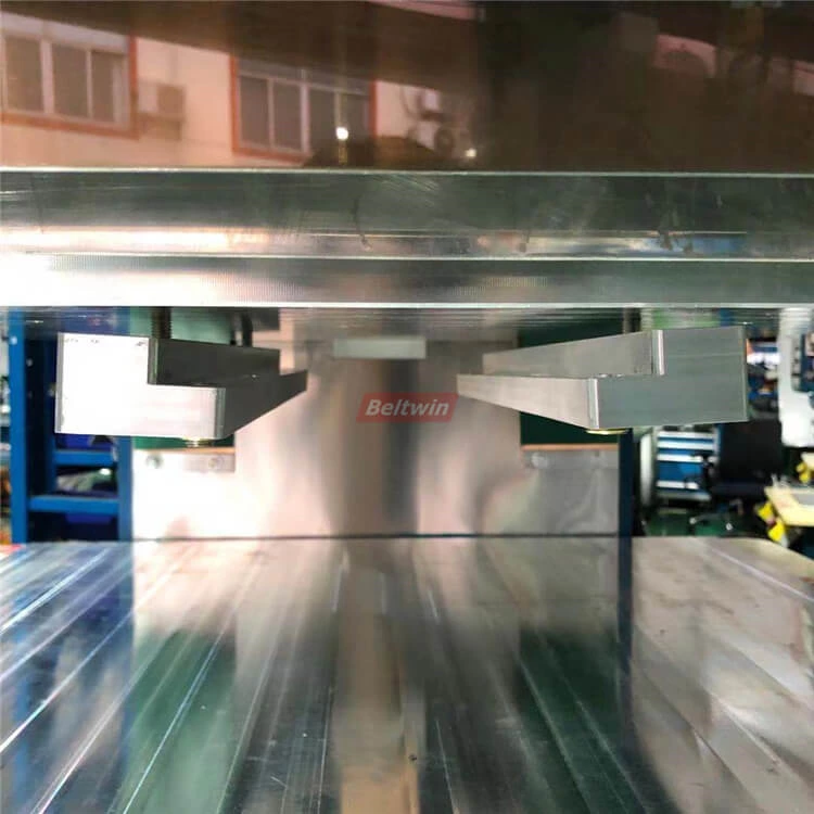 Закрепите пресс-форму шипа/боковой стенки на верхней плите высокочастотной машины