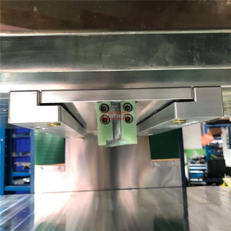 Закрепите пресс-форму шипа/боковой стенки на верхней плите высокочастотной машины