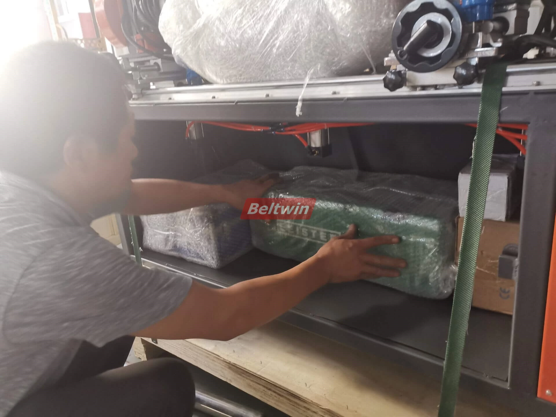 Доставка ручного перфоратора для пальцев клиенту