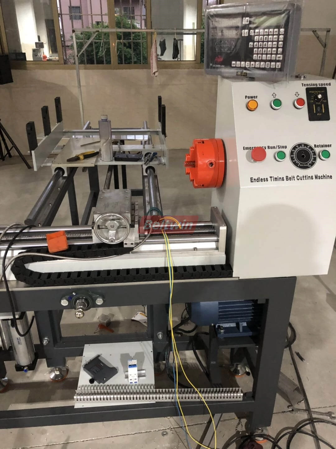 Доставка полуавтоматического станка для резки ремня ГРМ