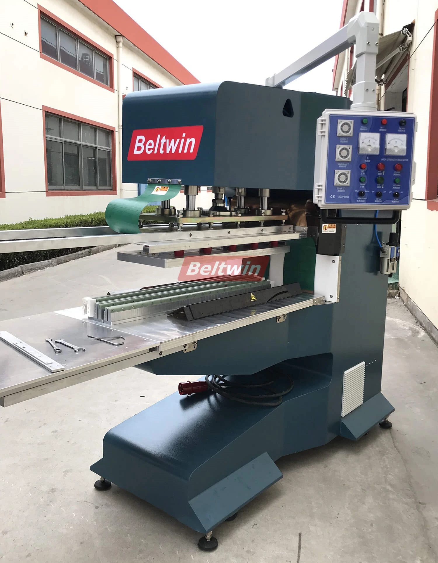 Поставка ленточных машин Beltwin PVC/PU в Великобританию.