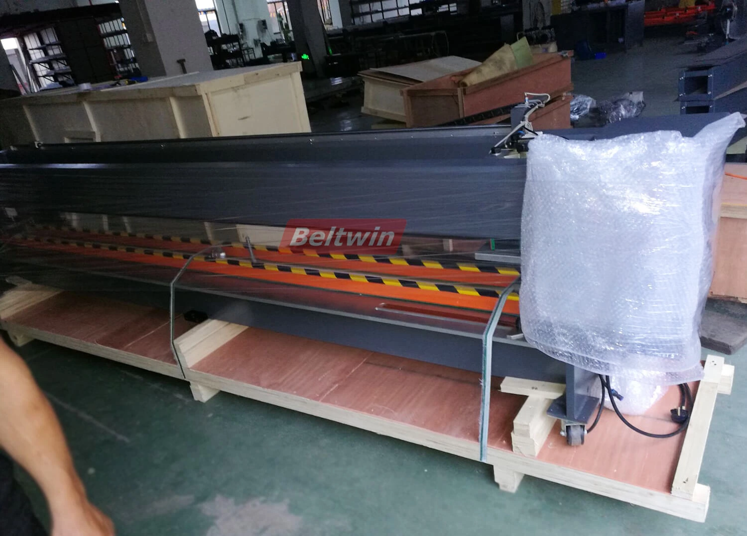 Поставка ленточных машин Beltwin PVC/PU в Великобританию.