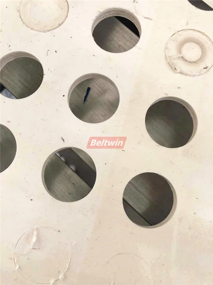 Просверлите отверстия диаметром 30 мм на ленте из ПВХ толщиной 8 мм