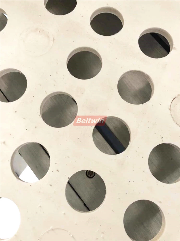 Просверлите отверстия диаметром 30 мм на ленте из ПВХ толщиной 8 мм