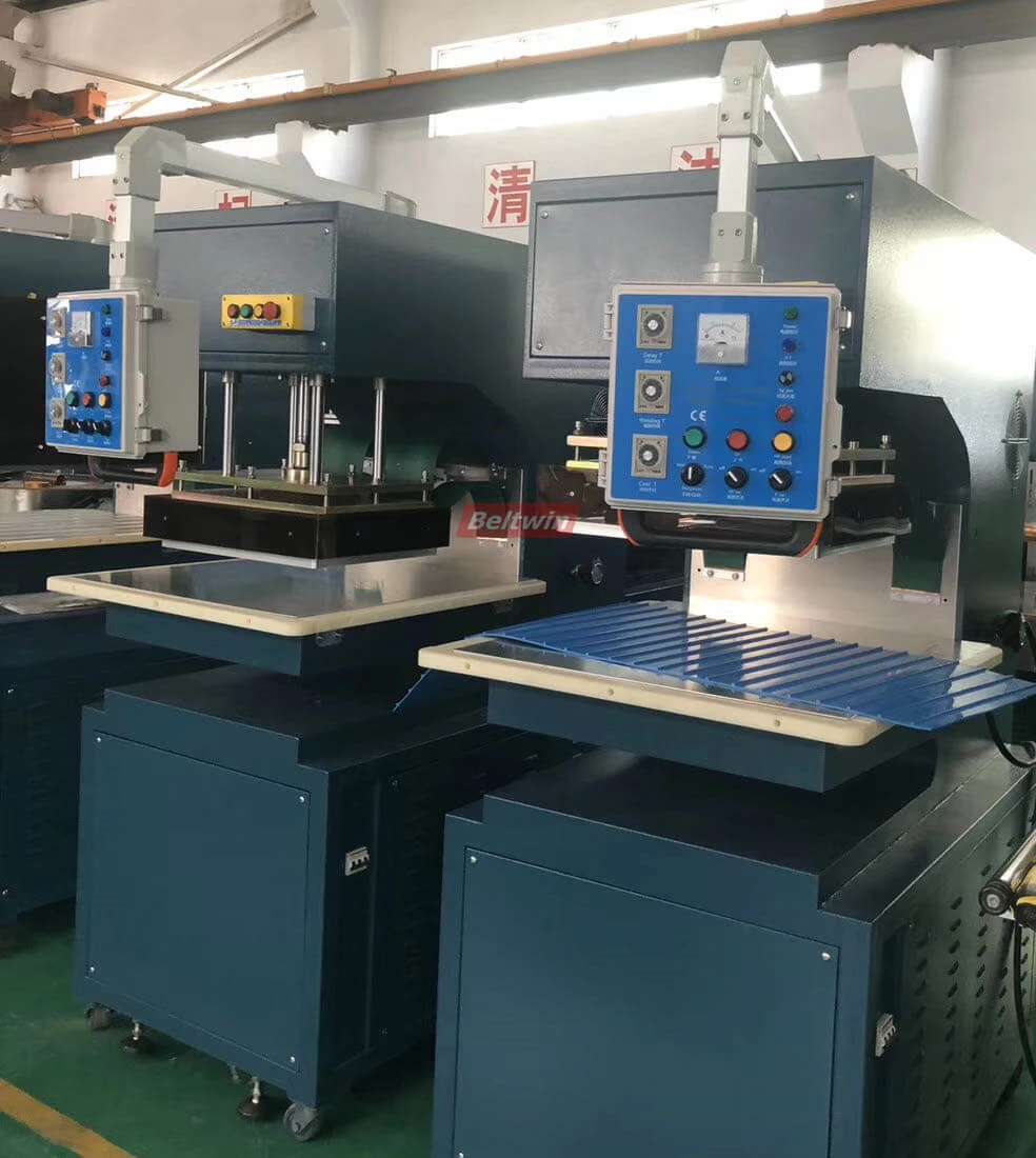 Как приварить шип / боковую стенку к однородной полиуретановой ленте с помощью высокочастотной машины