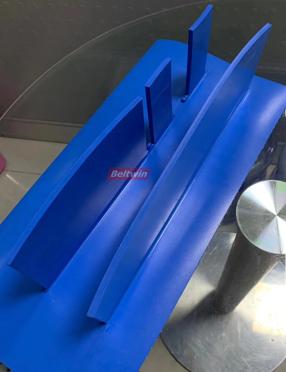 Как приварить шип / боковую стенку к однородной полиуретановой ленте с помощью высокочастотной машины