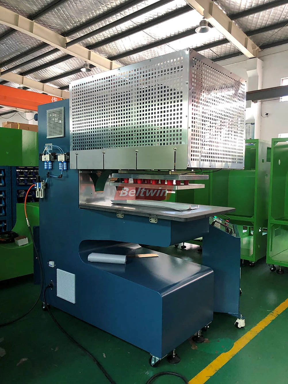 Высокочастотный сварочный аппарат QA-2000 для ПВХ/ПУ ленточных зажимов, V-образных направляющих, боковин