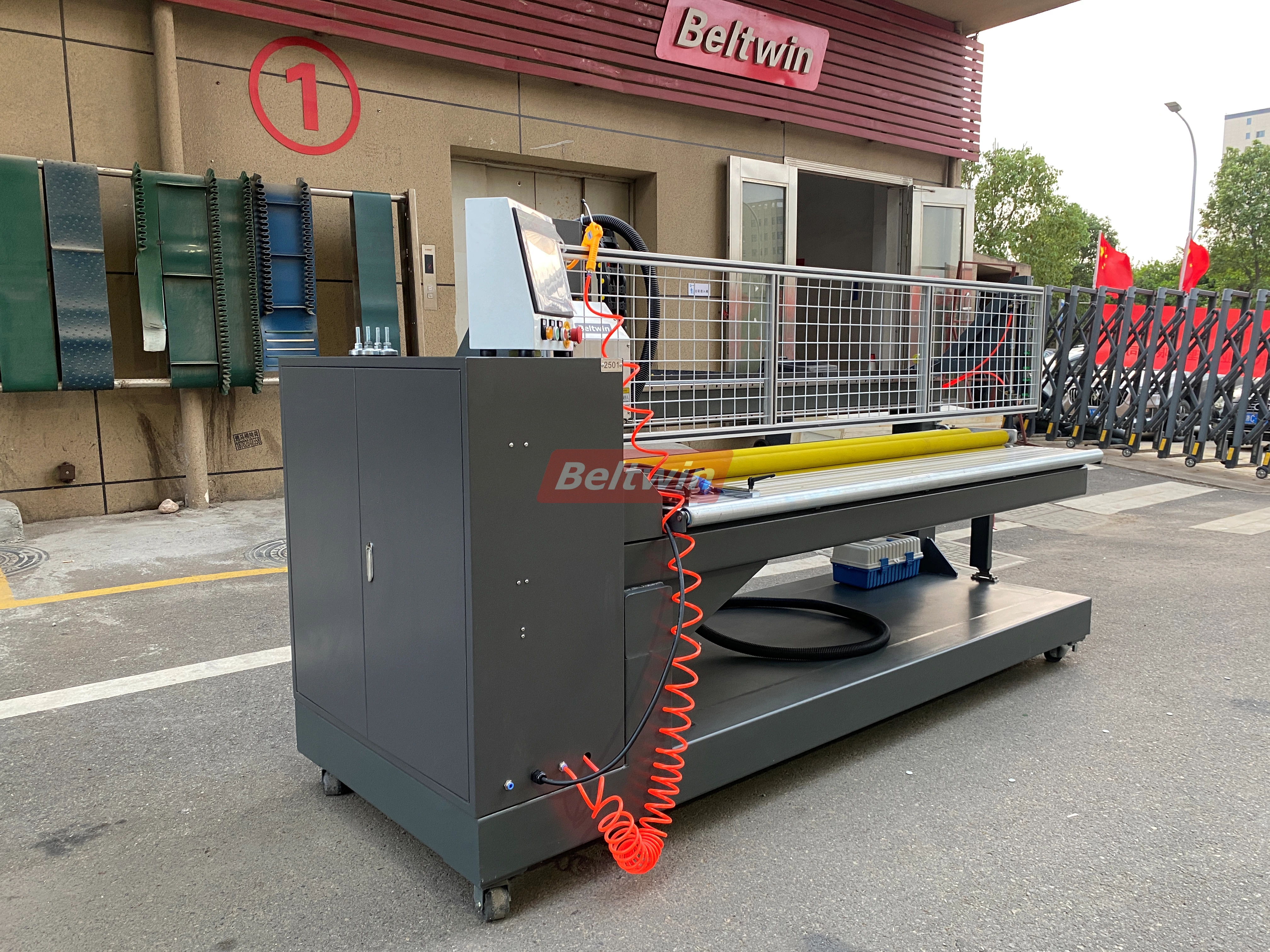 Машина для перфорации ленты ПВХ/ПУ TD1100-3200