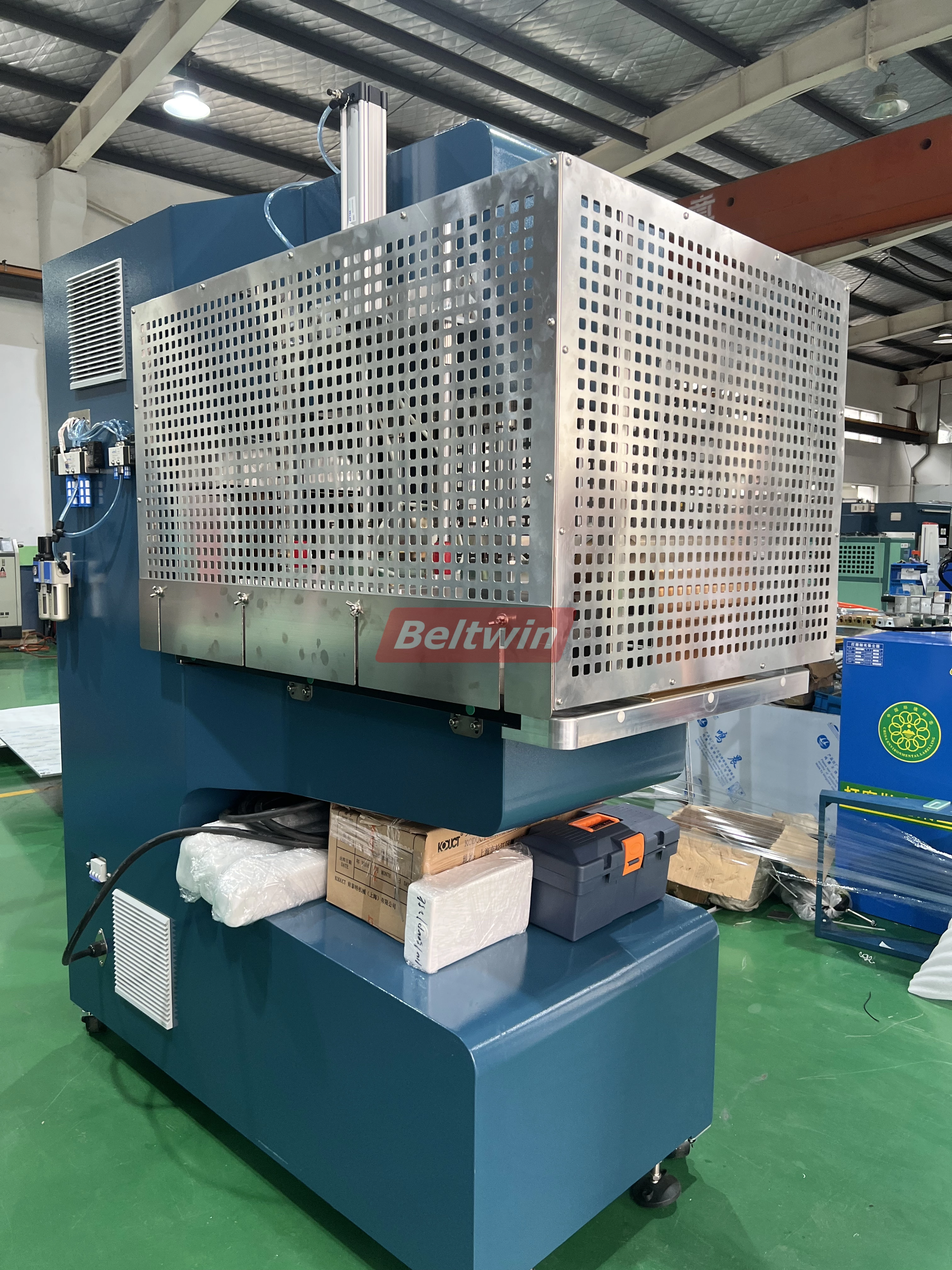 Высокочастотный сварочный аппарат QA-2000 для ПВХ/ПУ ленточных зажимов, V-образных направляющих, боковин