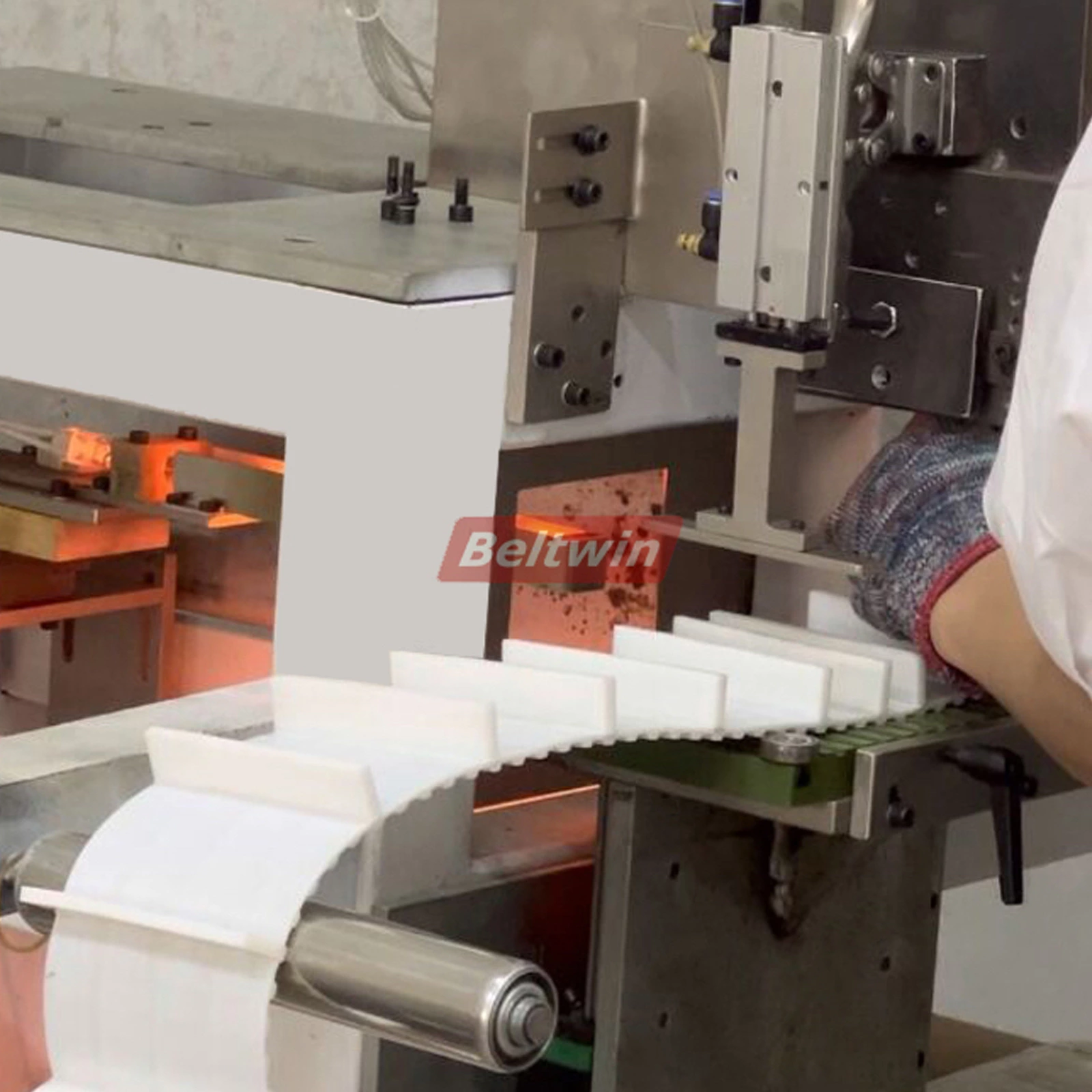 Машина для сварки полозьев на тайминг-ремнях QC100T.