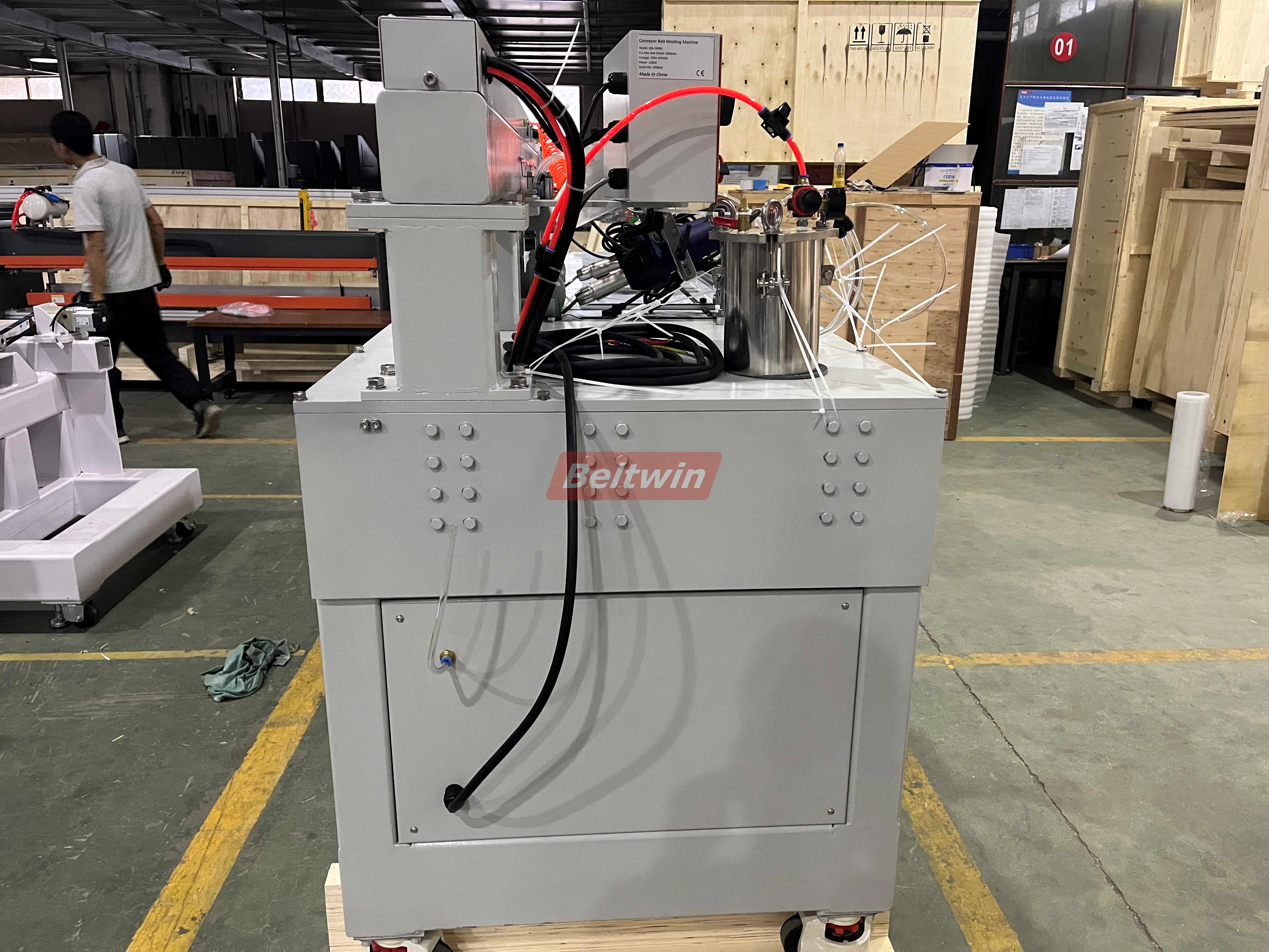 Машина для сварки продольных профилей QB1300H-2000H (европейская версия)