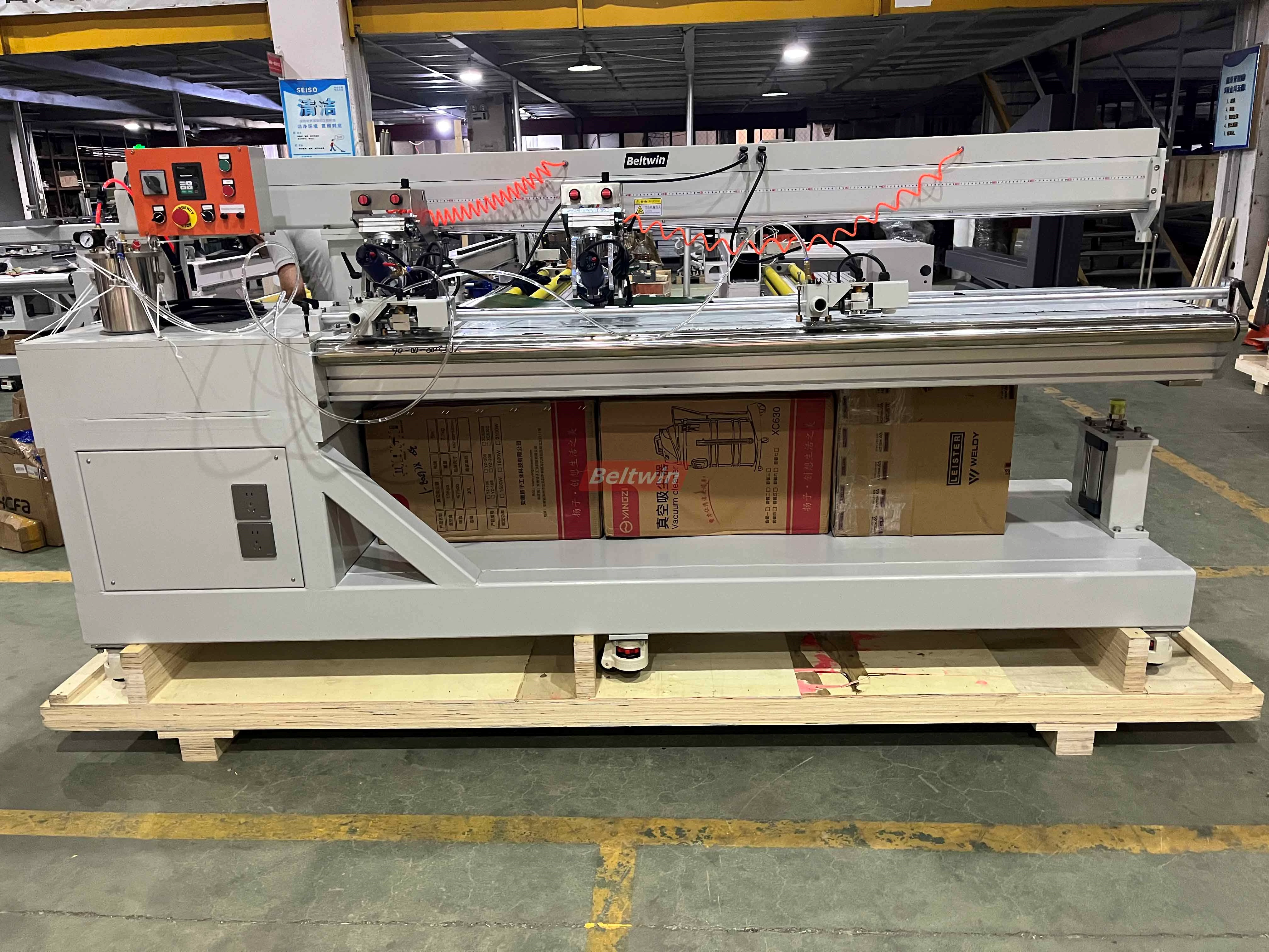 Машина для сварки продольных профилей QB1300H-2000H (европейская версия)