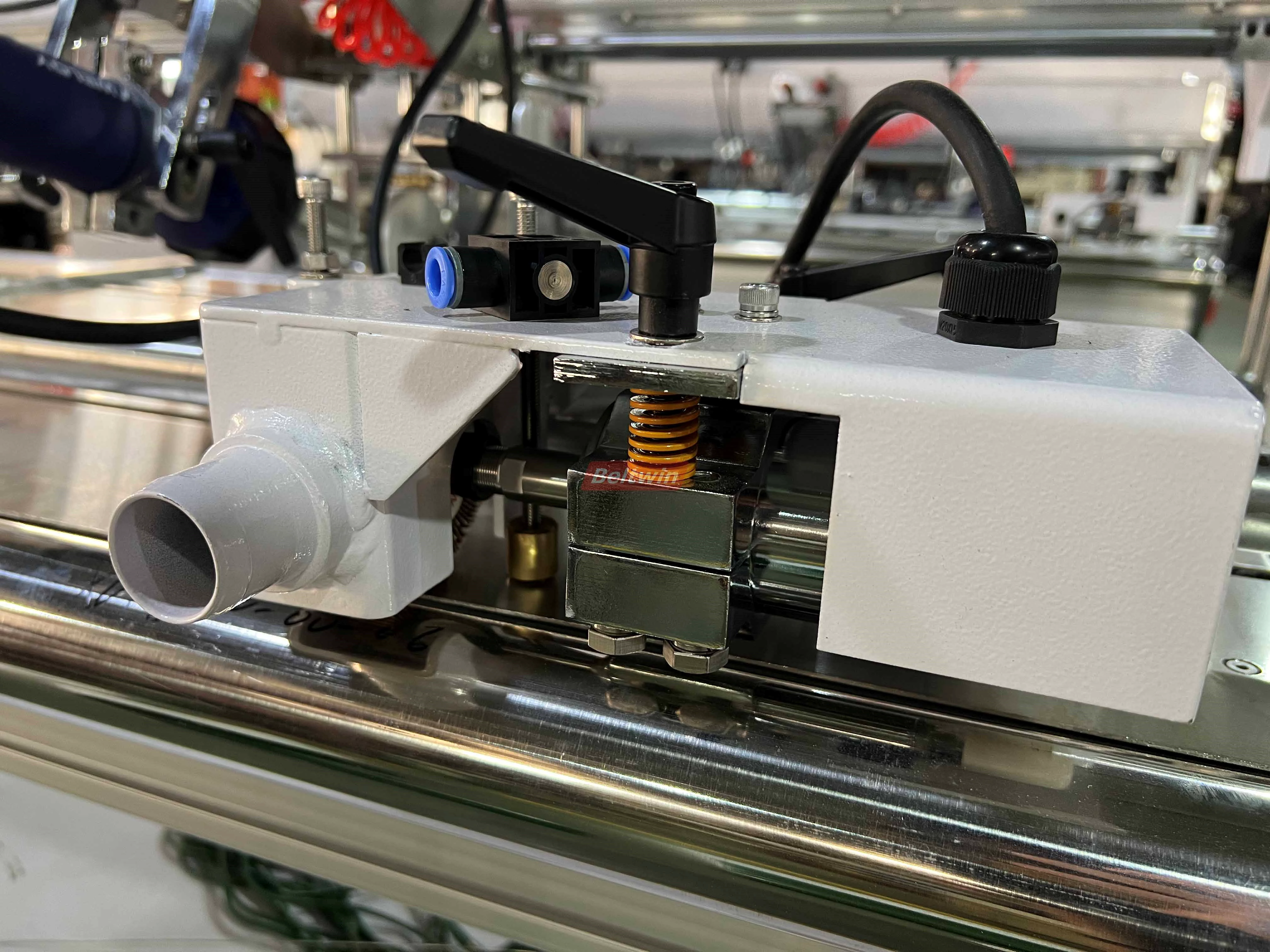 Машина для сварки продольных профилей QB1300H-2000H (европейская версия)