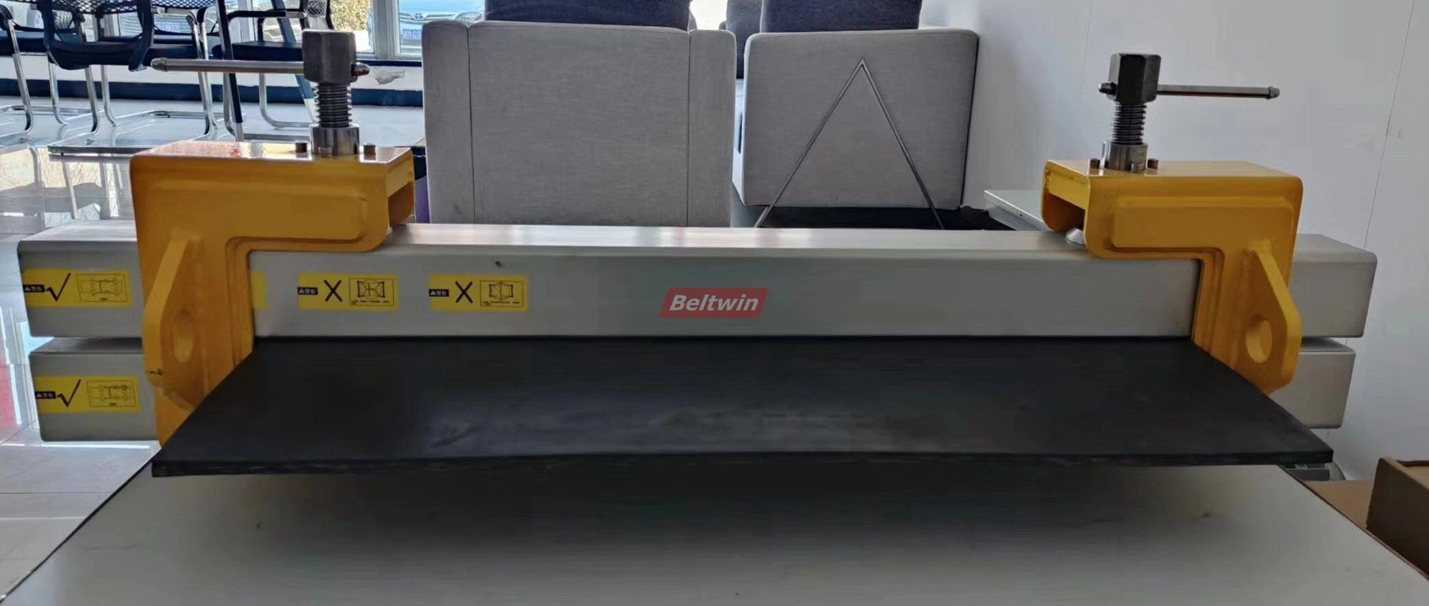 Зажимной зажим с фиксированной статической головкой для резиновой конвейерной ленты