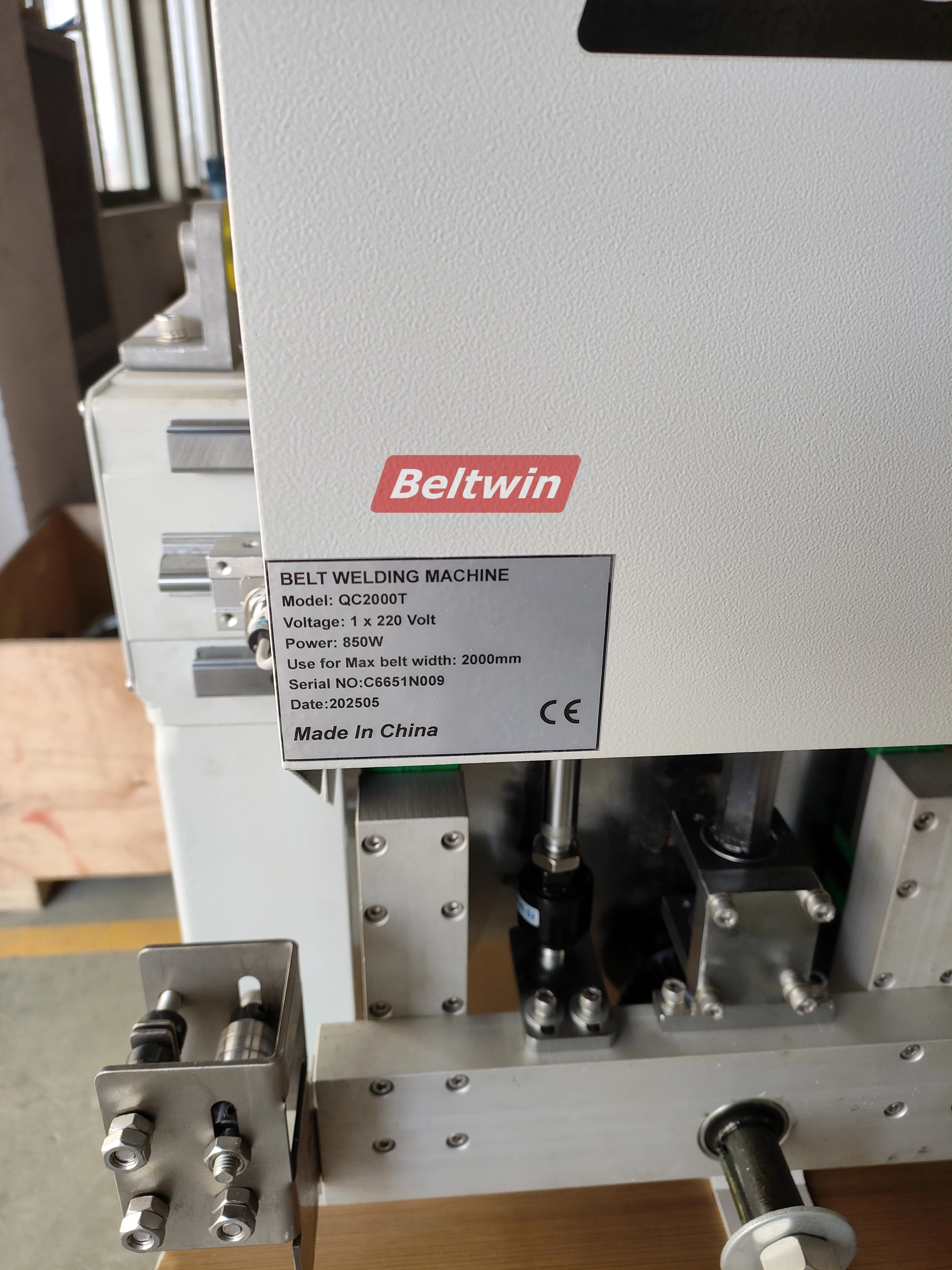 Машина для сварки поперечных V-образных направляющих для конвейерных лент из ПВХ и ПУ