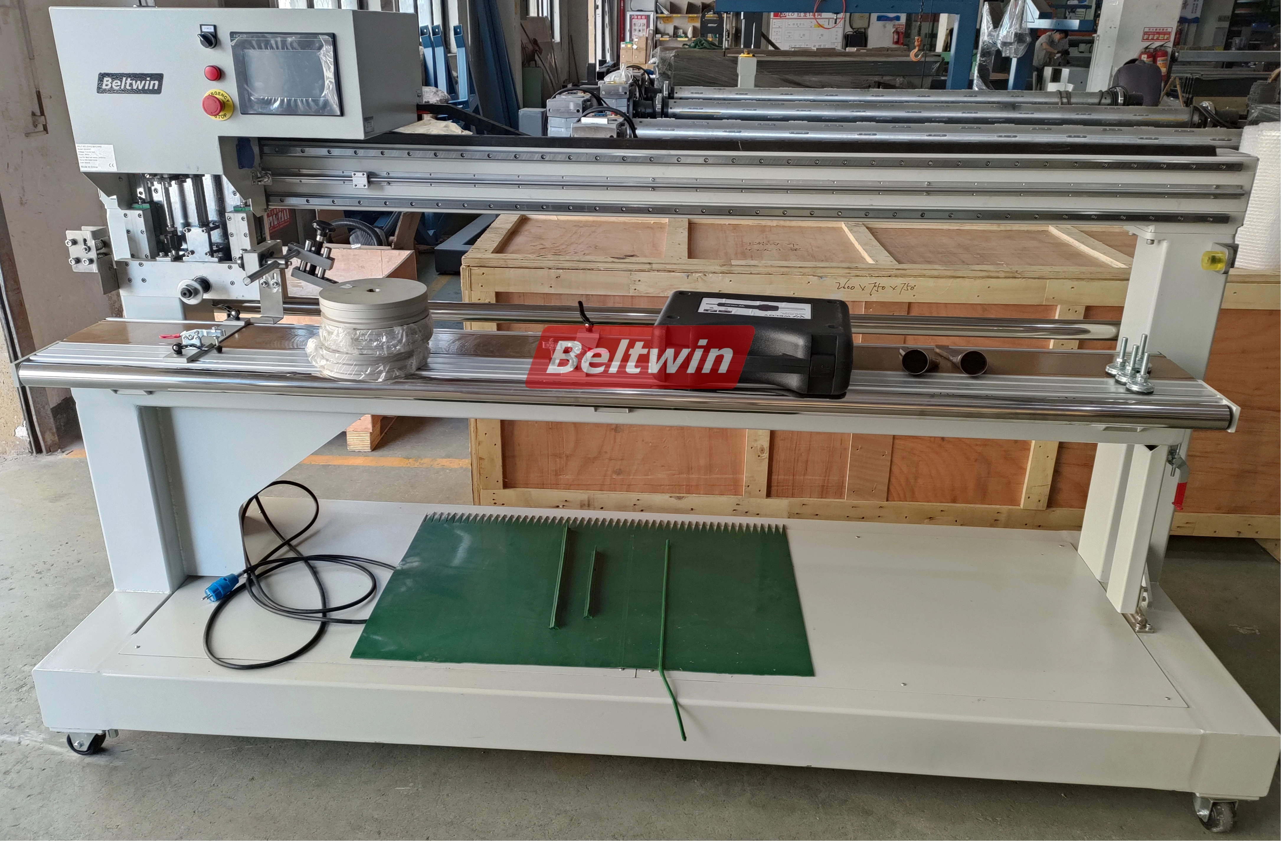 Машина для сварки поперечных V-образных направляющих для конвейерных лент из ПВХ и ПУ